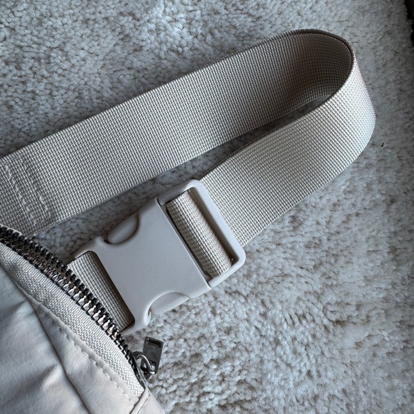 Belt Bag Cross Body Pouch Cream NWOT - Picture 3 of 5